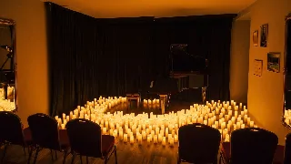 Sala koncertowa przygotowana do wieczoru, świece wokół fortepianu